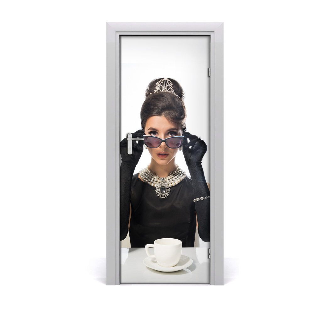 Fototapeta na dvere Žena v kostýme Audrey Hepburn