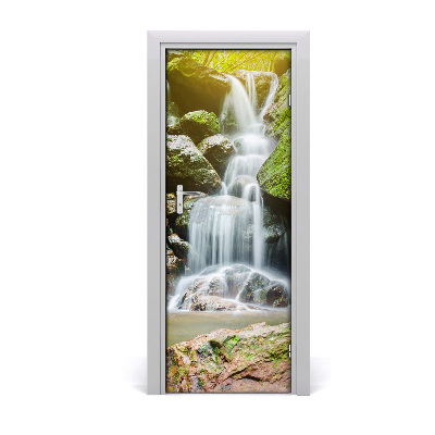Fototapeta samolepiace na dvere Vodopád v zelenom lese
