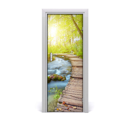 Fototapeta na dvere Drevený chodník v lese