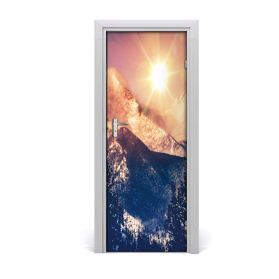 Fototapeta na dvere Slnko nad horami a lesom