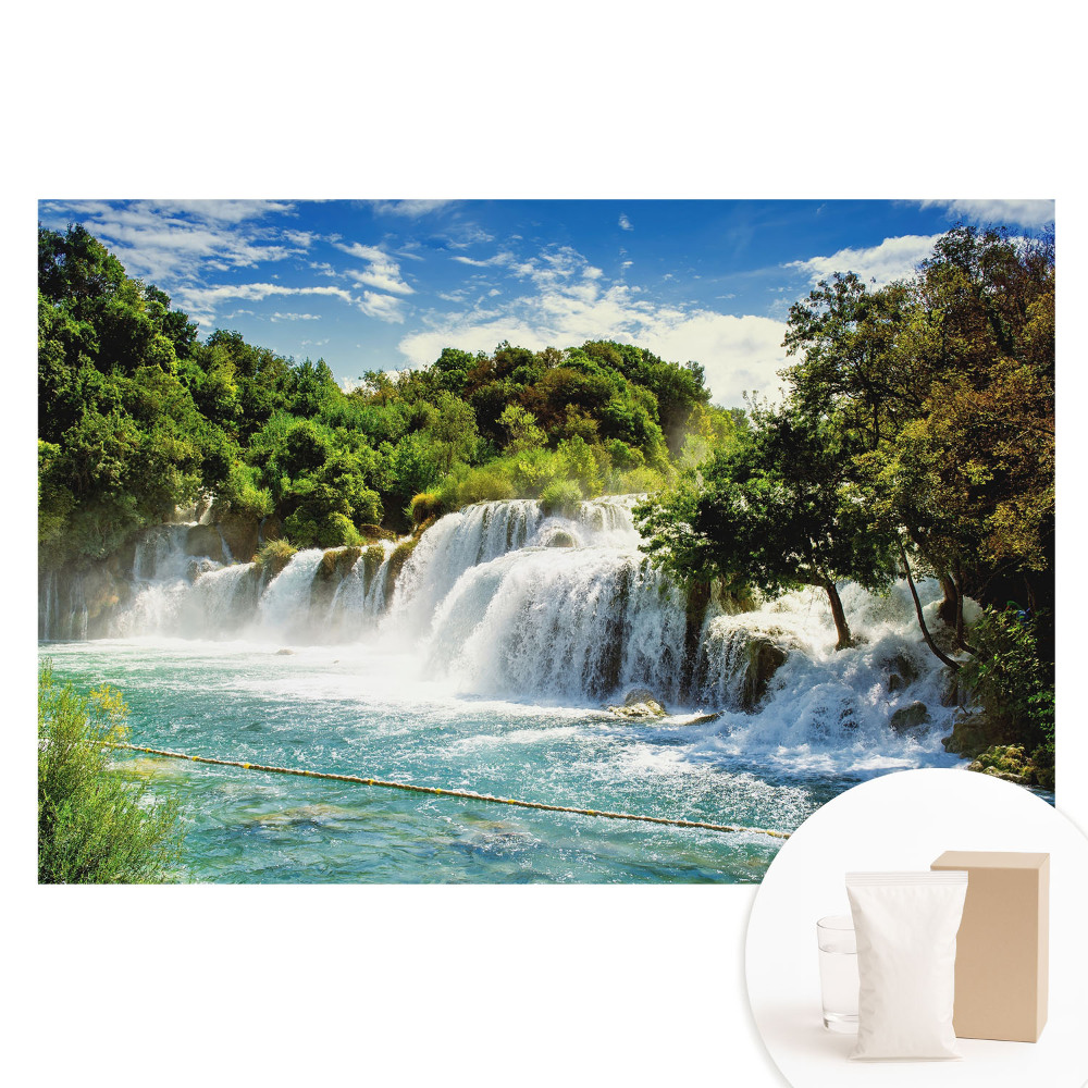 Netkaná tapeta s potlačou Vodopád v slnečnej zelenej scenérii