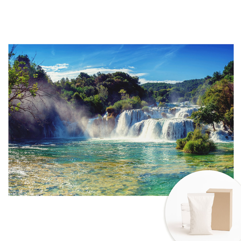 Netkaná fotografická tapeta Úžasný vodopád obklopený zeleňou