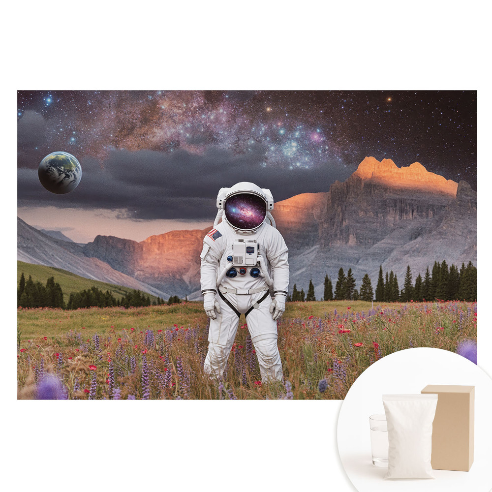 Fototapeta na vliese Surrealistický astronaut v horách