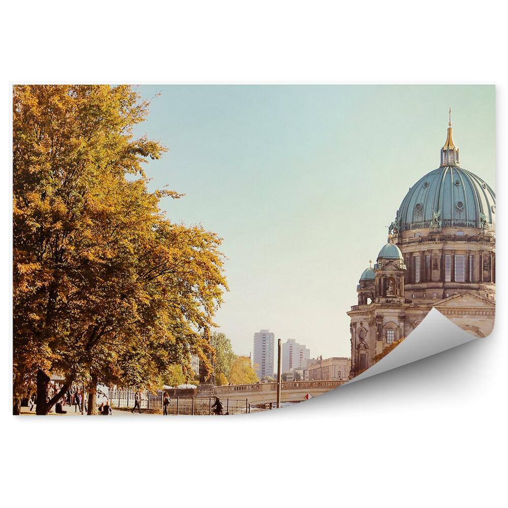 Fototapeta na stenu Katedrála most stromy tráva ľudia mrakodrapy