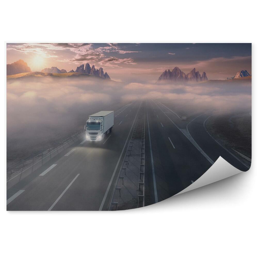 Fototapeta na stenu Osamelý kamión na diaľnici v rannej hmle