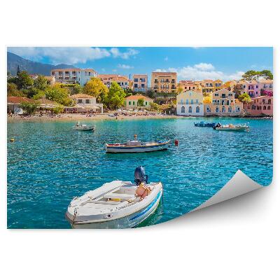 Fototapeta Farebné budovy stromy lode obloha mraky oceán ostrov kefalónia