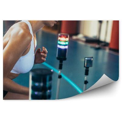 Fototapeta Ženska telovadi na nogometnem igrišču