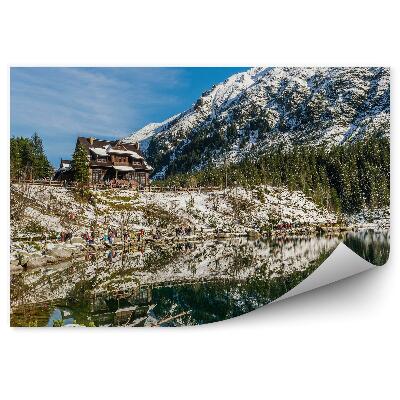 Fototapeta na stenu Morskie oko hory sneh ľudia stromy obloha mraky chata tatry