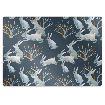 Podložka pod stoličku na kolieskach Zajace a stromy na tmavomodrom,