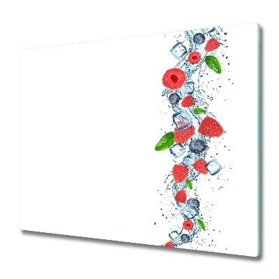 Sklenená doska na krájanie Lesné ovocie s ľadom na bielom pozadí