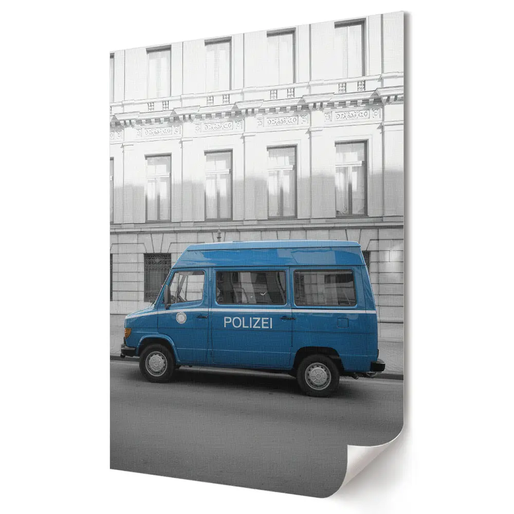 Plagát do obývačky Modré policajné auto v mestskej krajine