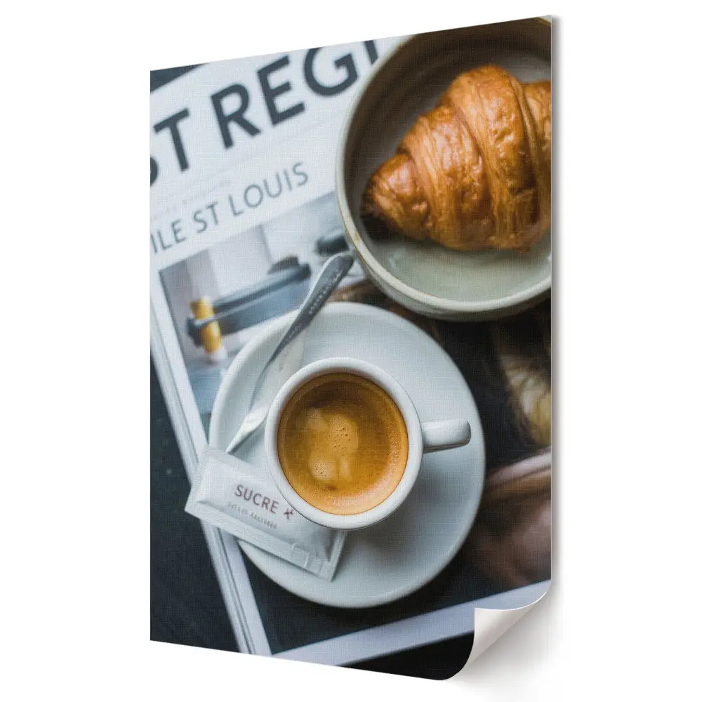 Plagát do obývačky Ranná káva s croissantom a novinami