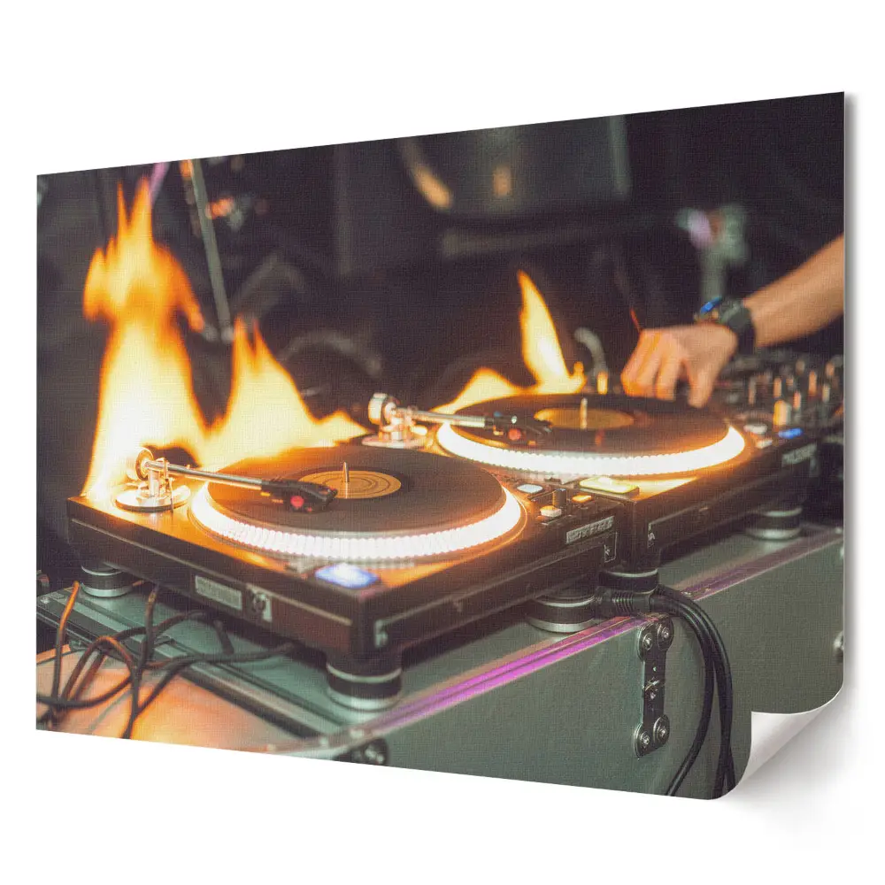 Plagát Horiace DJ taniere na pódiu