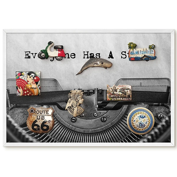 Magnetická tabuľa v bielom ráme s motívom retro písacieho stroja