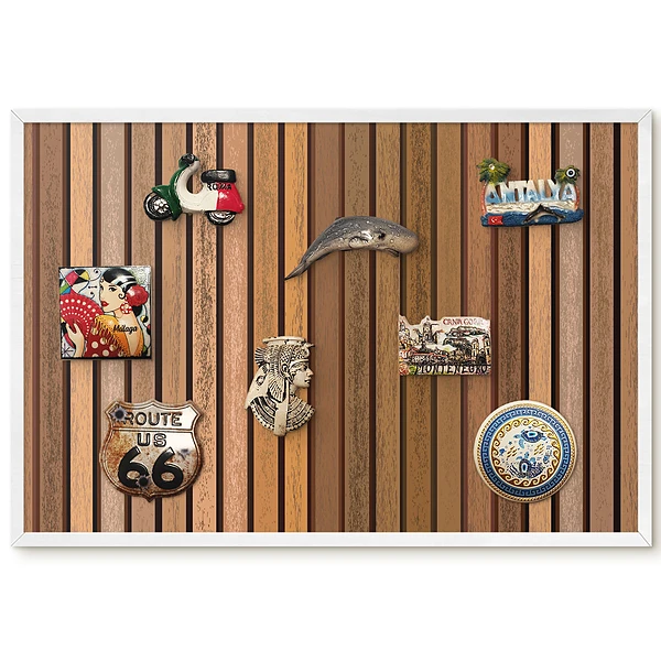Magnetická tabuľa v bielom ráme so vzorom zvislých pruhov v teplom hnedom odtieni