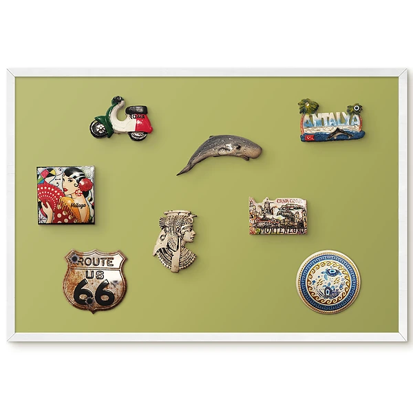 Magnetická tabuľa v bielom ráme s minimalistickým zeleným vintage pozadím