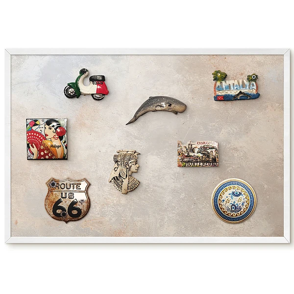Magnetická tabuľa v bielom ráme s minimalistickou béžovou a sivou textúrou