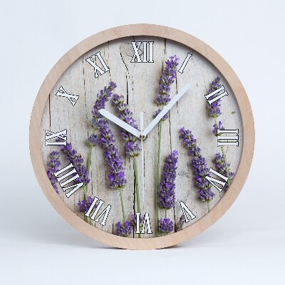 Nástenné drevené hodiny Levanduľové kvety na drevenom pozadí.