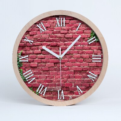 Drevené hodiny na stenu Červená tehlová stena s brečtanom.