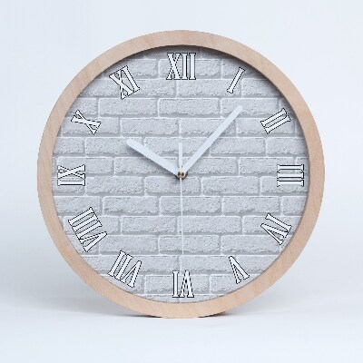 Drevené hodiny na stenu Biele tehlové murivo s rímskymi číslicami.