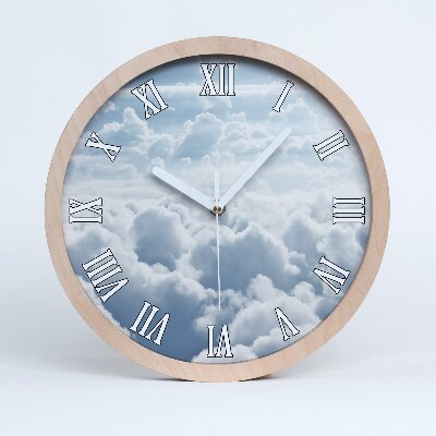 Drevené hodiny na stenu Obloha plná nadýchaných oblakov.