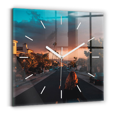 Štvorcové nástenné hodiny Žena na ceste